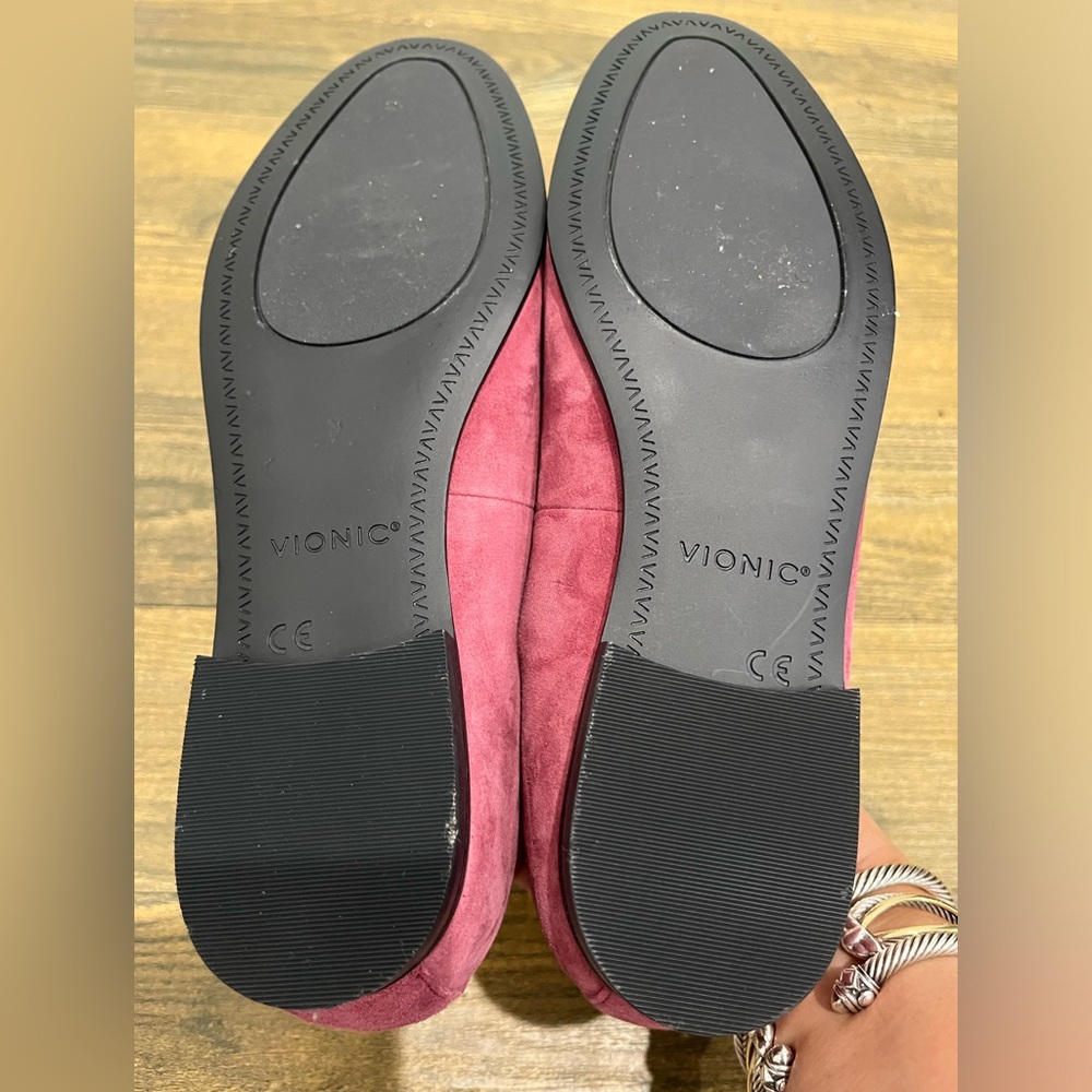 Vionic‎ Mulberry Suede Loafers Sz. 6 NWOB - Picture 6 of 10